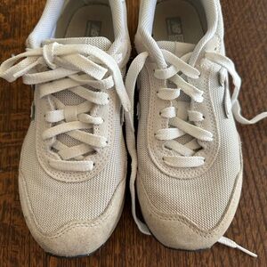 White New Balance 515 trainers with a retro vibe #sneakers  size 7.